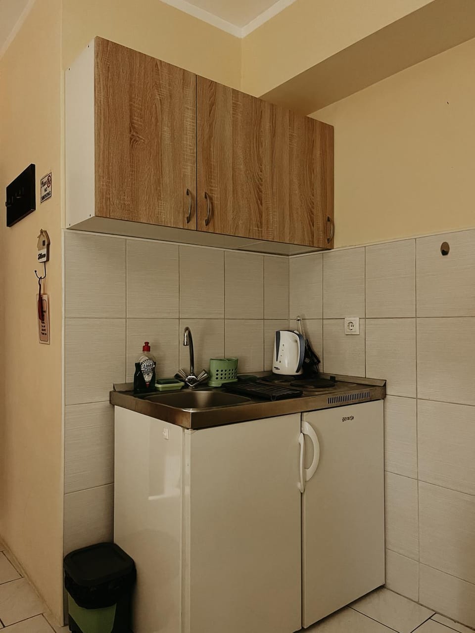 Coffee/tea facilities, Kitchen or kitchenette, stove