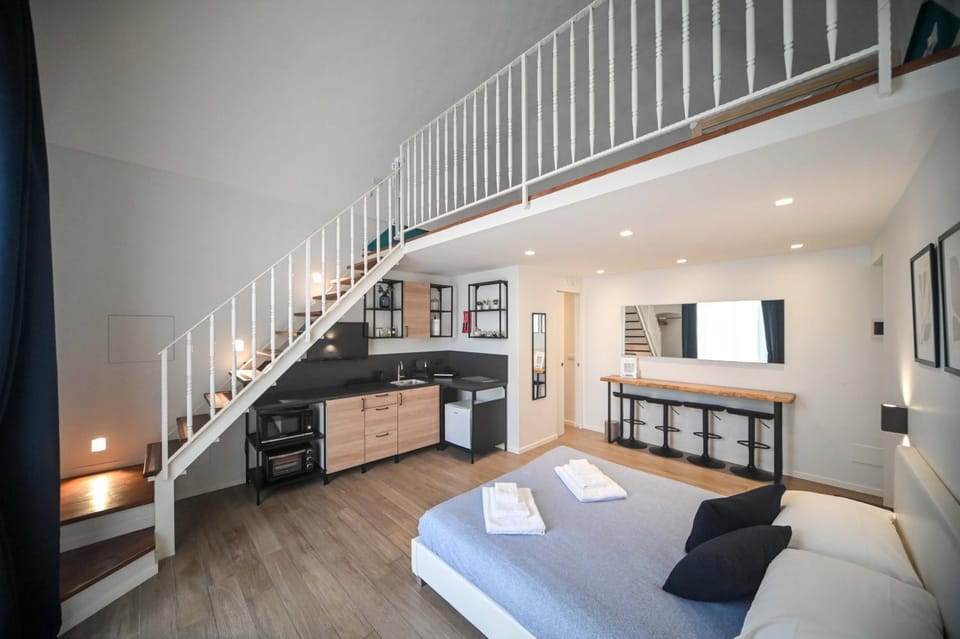 Kitchen or kitchenette, Bedroom