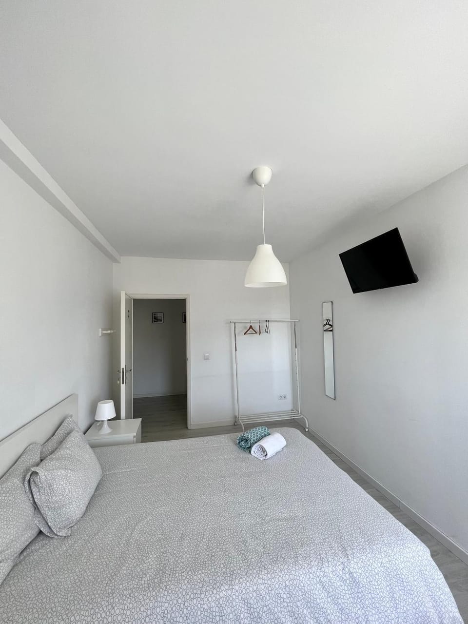 Bed, TV and multimedia, Bedroom