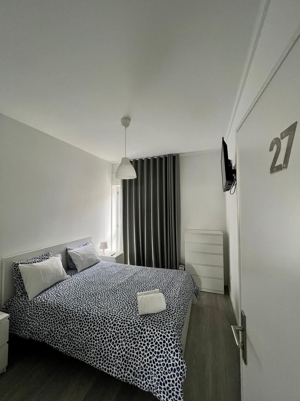 Photo of the whole room, Bedroom