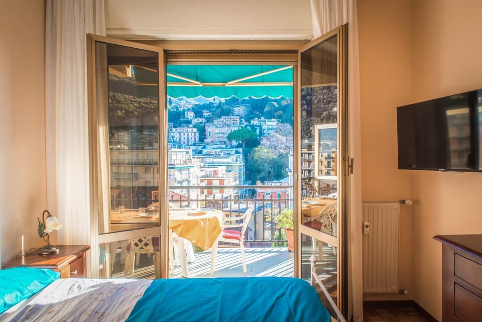 Bed, Natural landscape, TV and multimedia, View (from property/room), Balcony/Terrace, Photo of the whole room, Bedroom, Mountain view