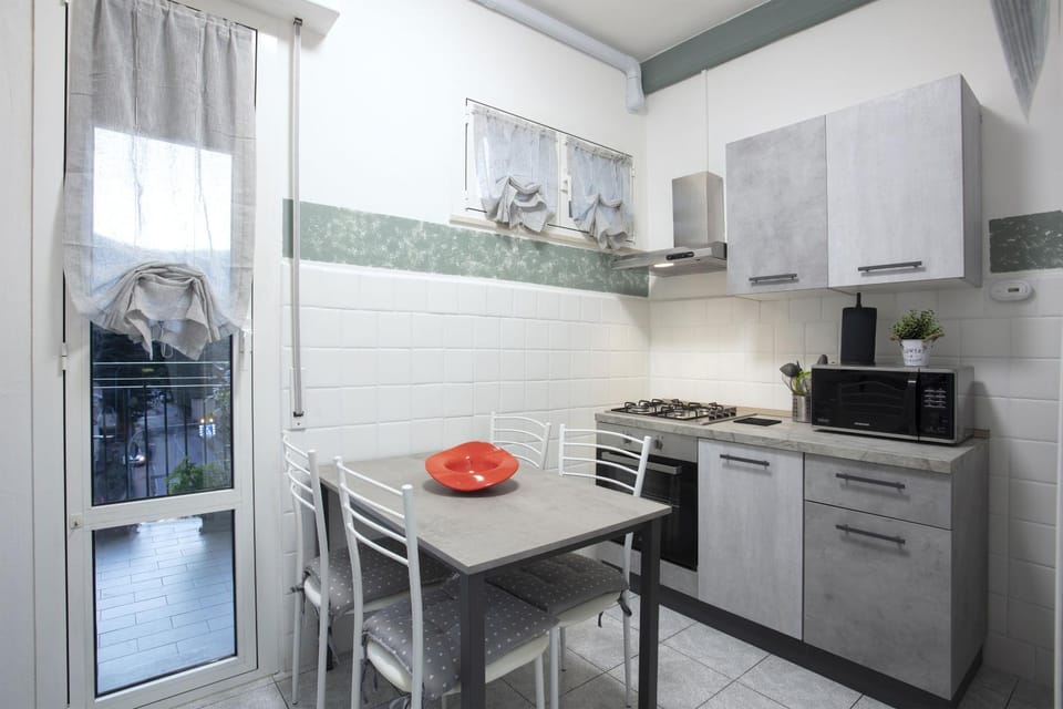 Kitchen or kitchenette, Dining area, minibar, pet friendly, stove, toaster