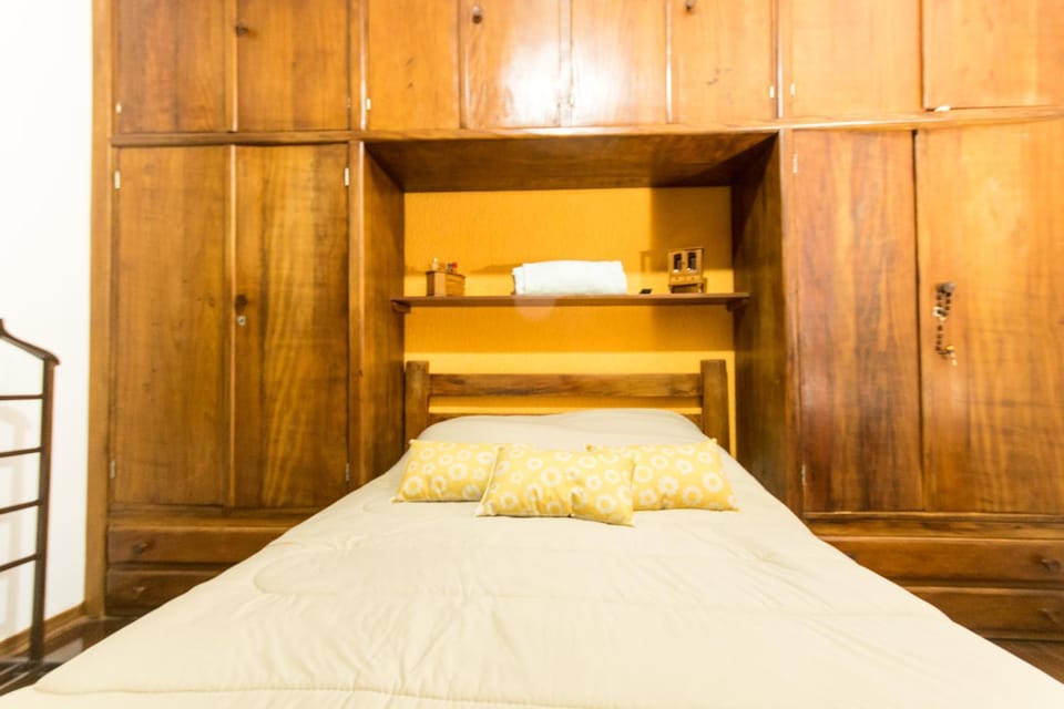 Photo of the whole room, Bedroom, wardrobe