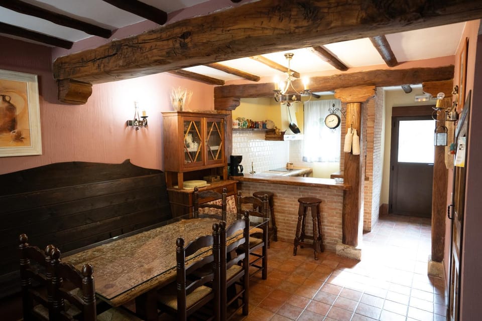 Kitchen or kitchenette, minibar