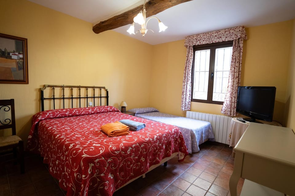 Bed, TV and multimedia, Bedroom