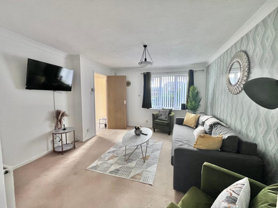 Essella House Ashford with Driveway in Secure neighbourhood House in Ashford