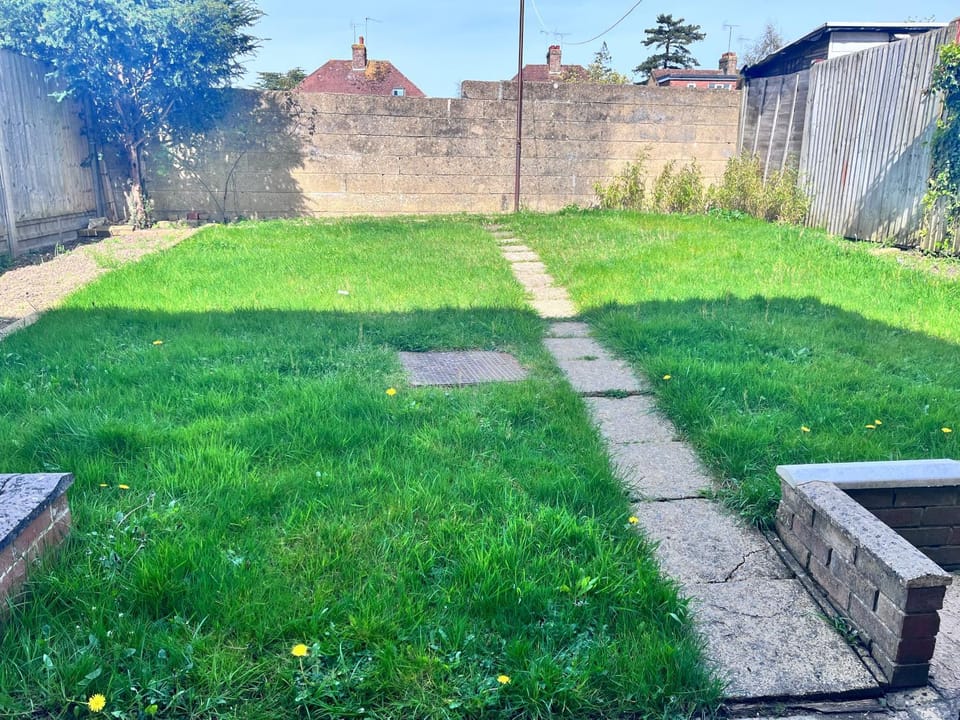 Essella House Ashford with Driveway in Secure neighbourhood House in Ashford