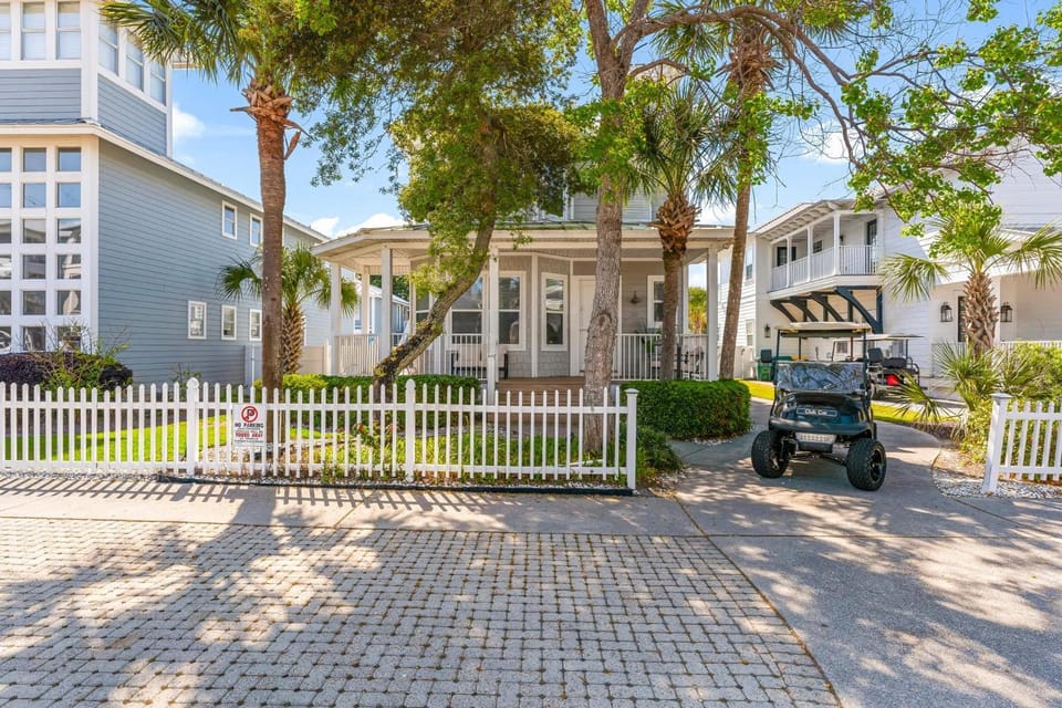 Property building, Day, Neighbourhood, Street view, Location, Parking