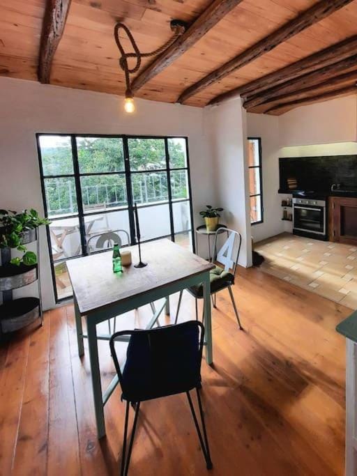 Kitchen or kitchenette, Dining area, pet friendly, stove