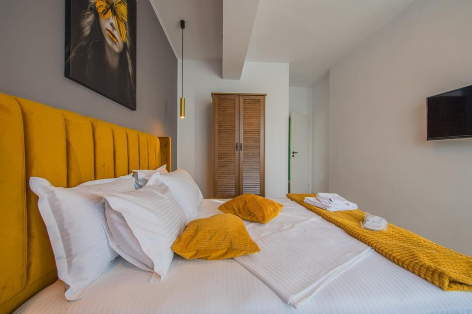 Bed, TV and multimedia, Photo of the whole room, Bedroom, towels, wardrobe