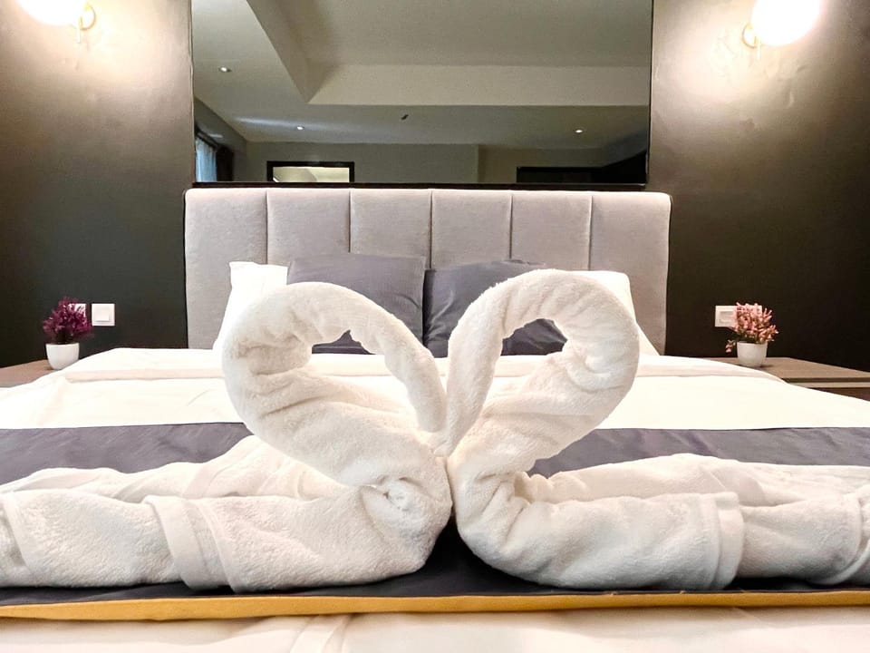 Bed, Photo of the whole room, Bedroom, towels