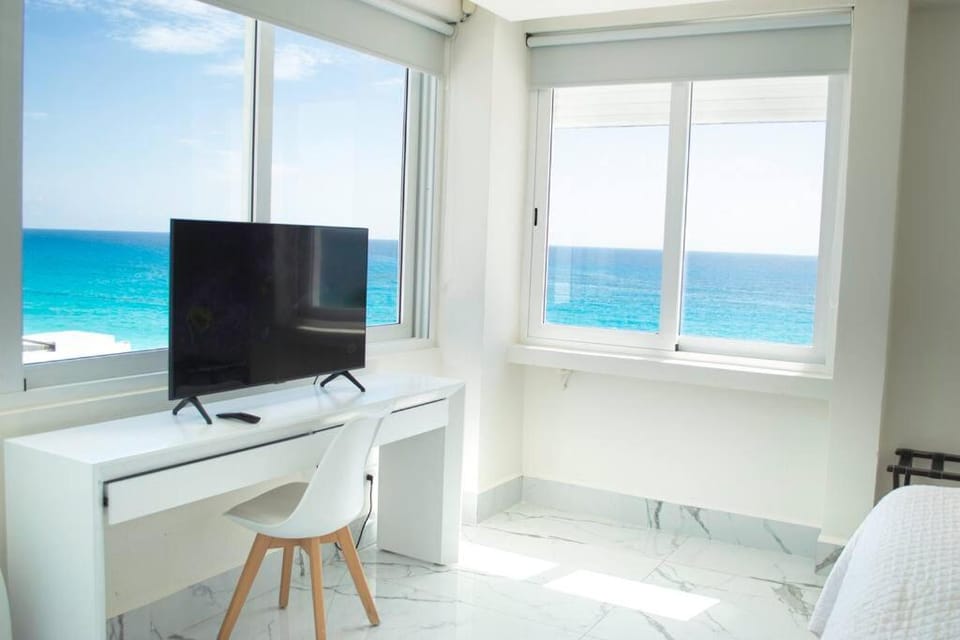 Bed, Natural landscape, TV and multimedia, Photo of the whole room, Beach, Bedroom, Sea view, air conditioner