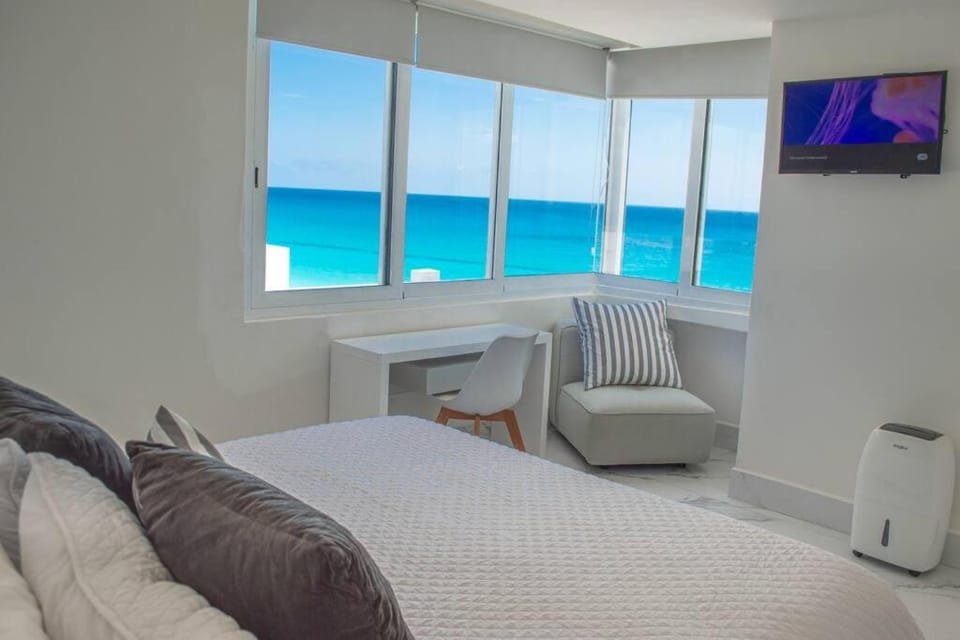 Bed, Natural landscape, TV and multimedia, Living room, Photo of the whole room, Seating area, Beach, Bedroom, Sea view, air conditioner