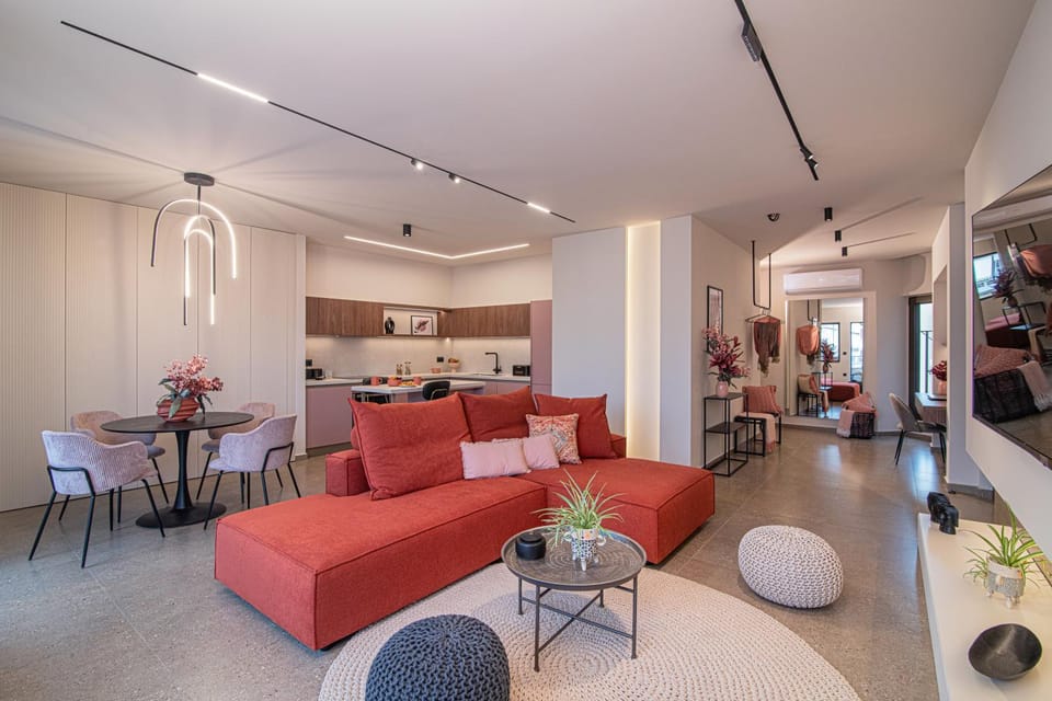 TV and multimedia, Seating area, Dining area, locker, kitchen, air conditioner