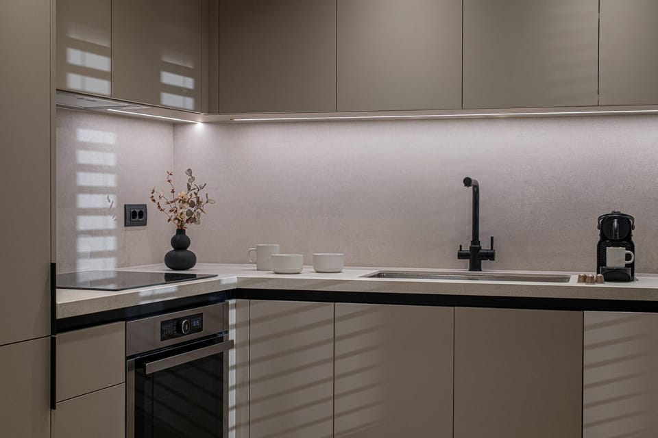 Coffee/tea facilities, Kitchen or kitchenette, stove