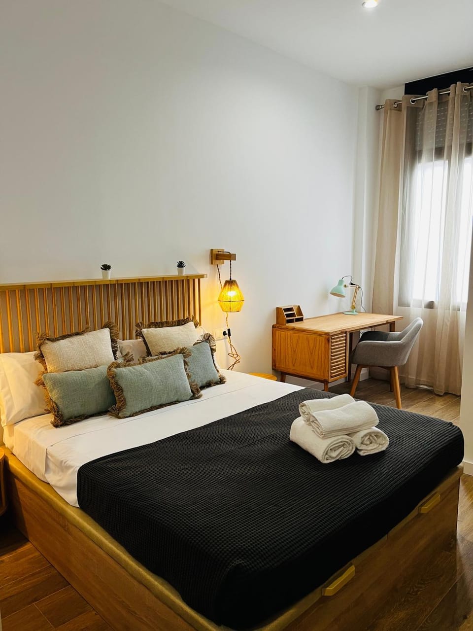 Bed, Photo of the whole room, Seating area, Bedroom, towels