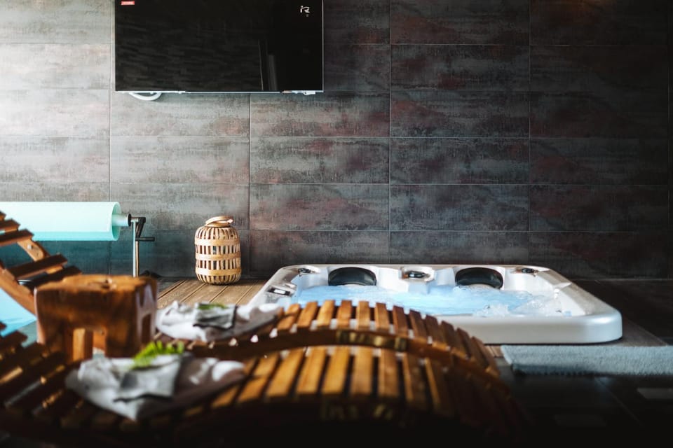 Hot Tub, Swimming pool