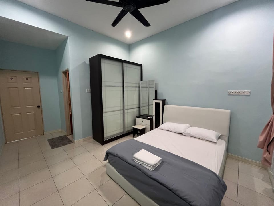 Bed, Bedroom, fireplace, wardrobe, air conditioner