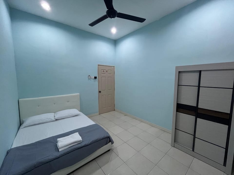 Bed, Bedroom, fireplace, wardrobe, air conditioner