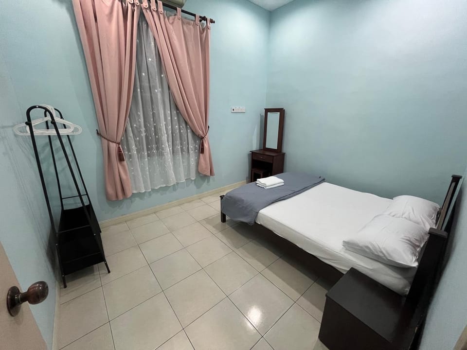 Bed, Bedroom, fireplace, air conditioner