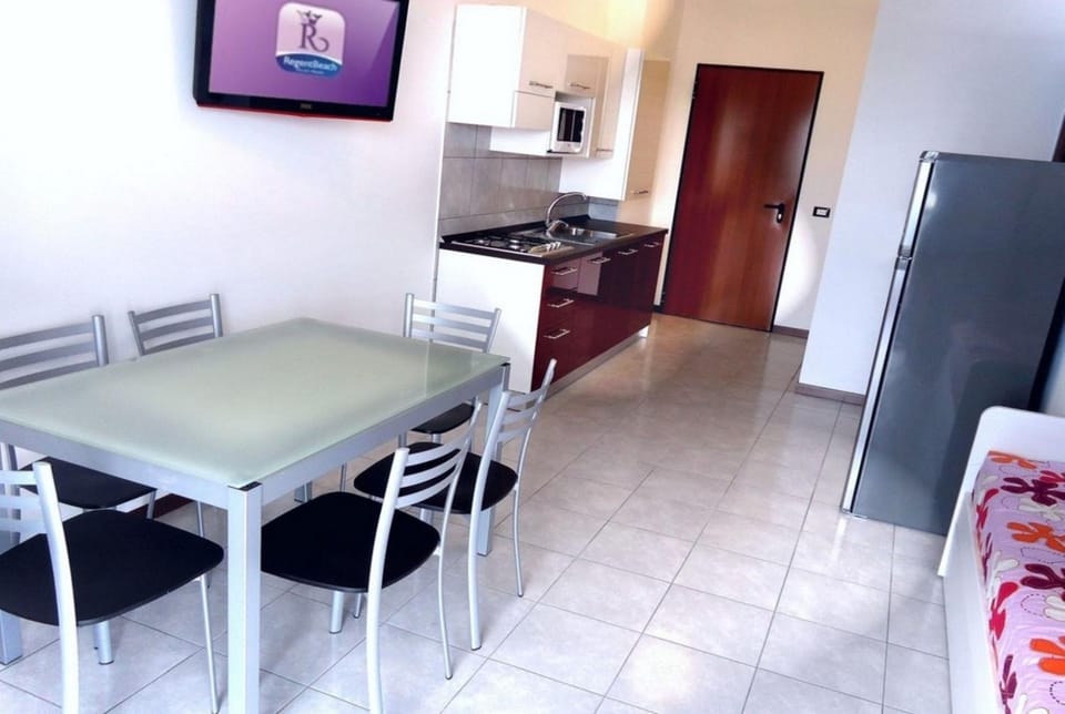 Restaurant/places to eat, TV and multimedia, kitchen