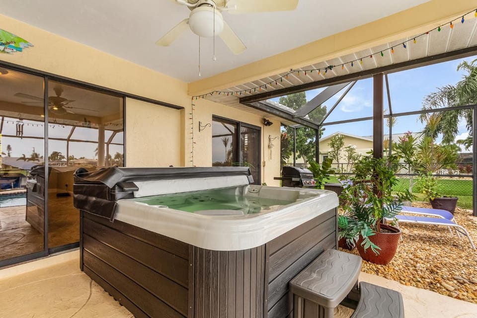 Panoramic Water Views, Heated Saltwater Pool & Spa, Kayaks & Bikes- Villa Adena - Roelens Vacations House in Cape Coral