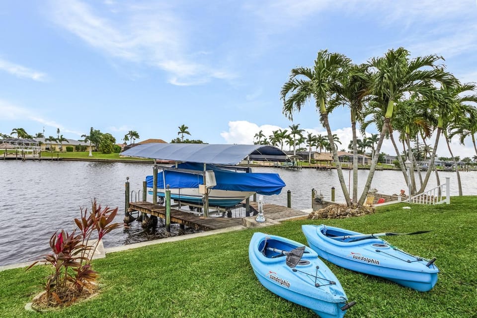Panoramic Water Views, Heated Saltwater Pool & Spa, Kayaks & Bikes- Villa Adena - Roelens Vacations House in Cape Coral