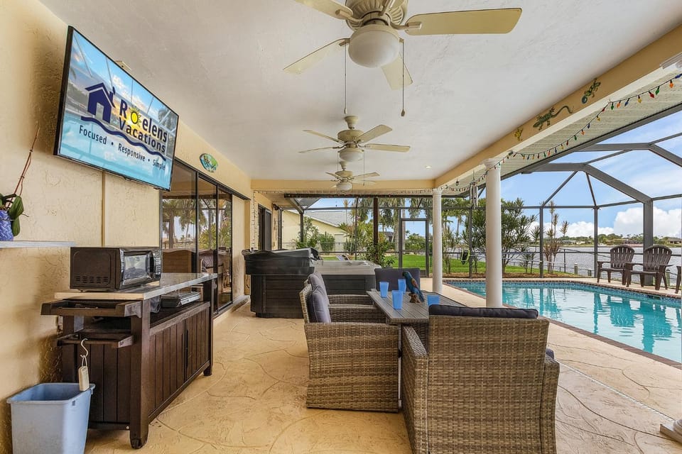 Panoramic Water Views, Heated Saltwater Pool & Spa, Kayaks & Bikes- Villa Adena - Roelens Vacations House in Cape Coral