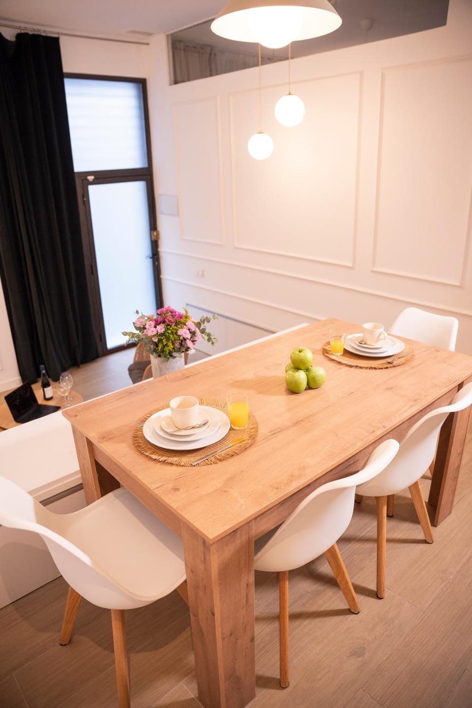 Living room, Food and drinks, Seating area, Dining area, Food