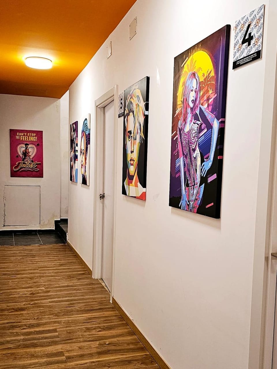 Seating area, Area and facilities