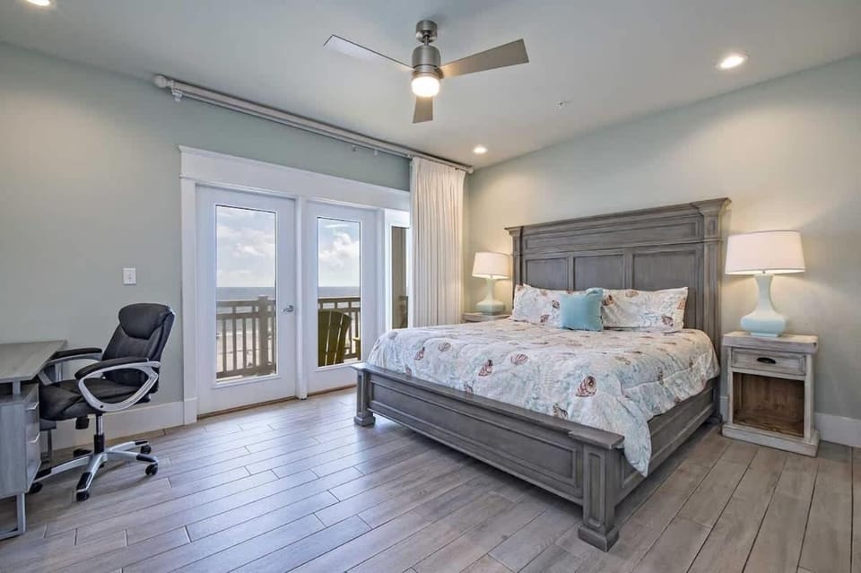 BeachFront 8Bedrooms Lemonshello House in West Beach