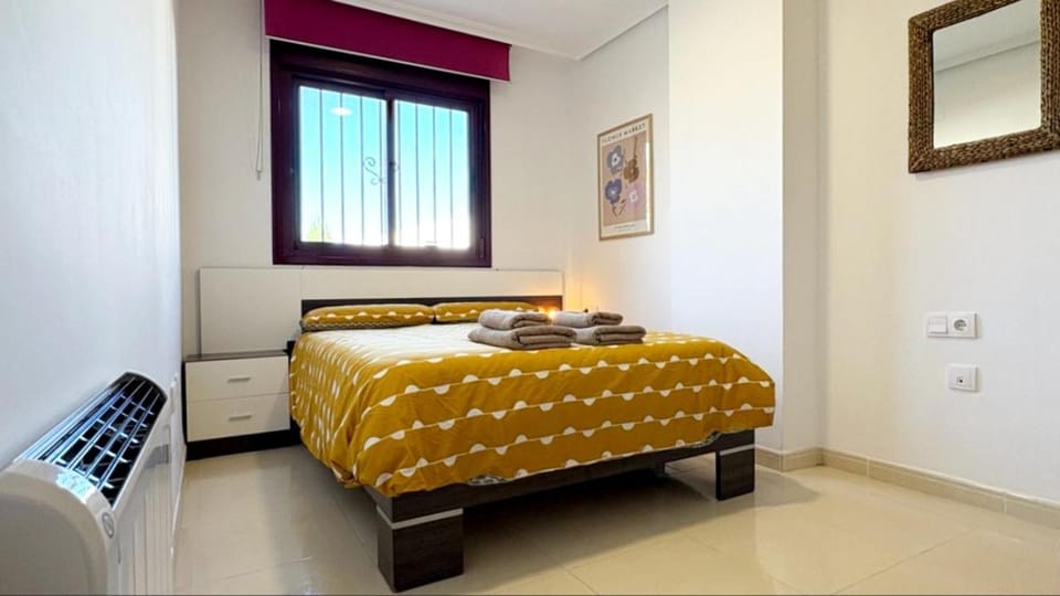 Bed, Photo of the whole room, Bedroom, Pool view, Sea view, heating, towels