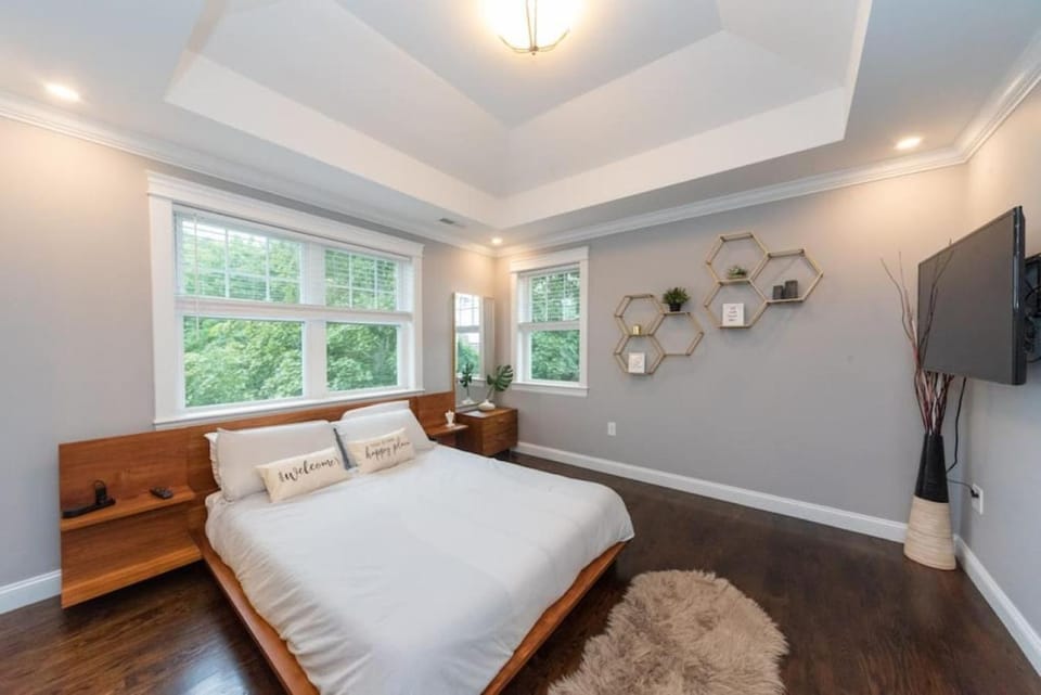 Ultra-Luxurious Home near Boston Pet-Friendly House in Waltham
