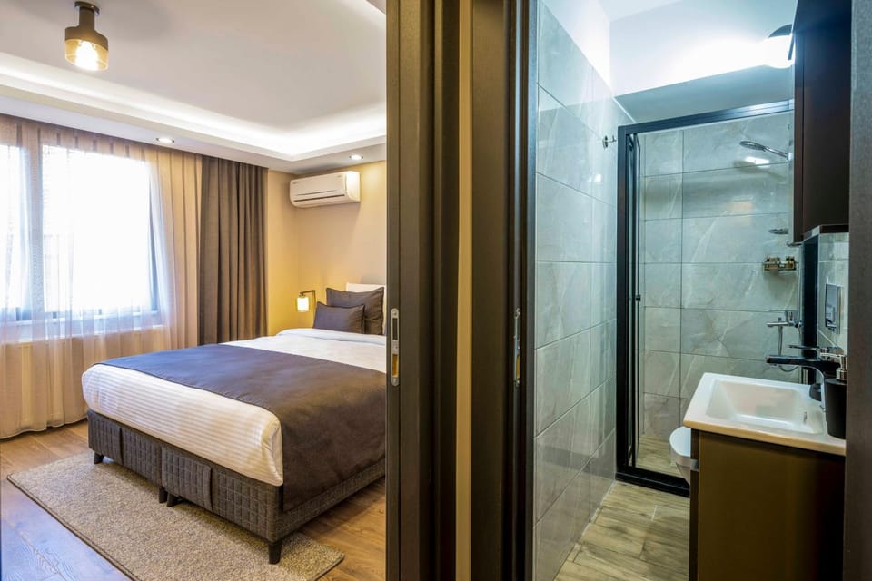 Bed, Bathroom, Photo of the whole room, Bedroom