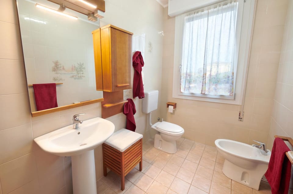 Toilet, Bathroom, bidet, towels