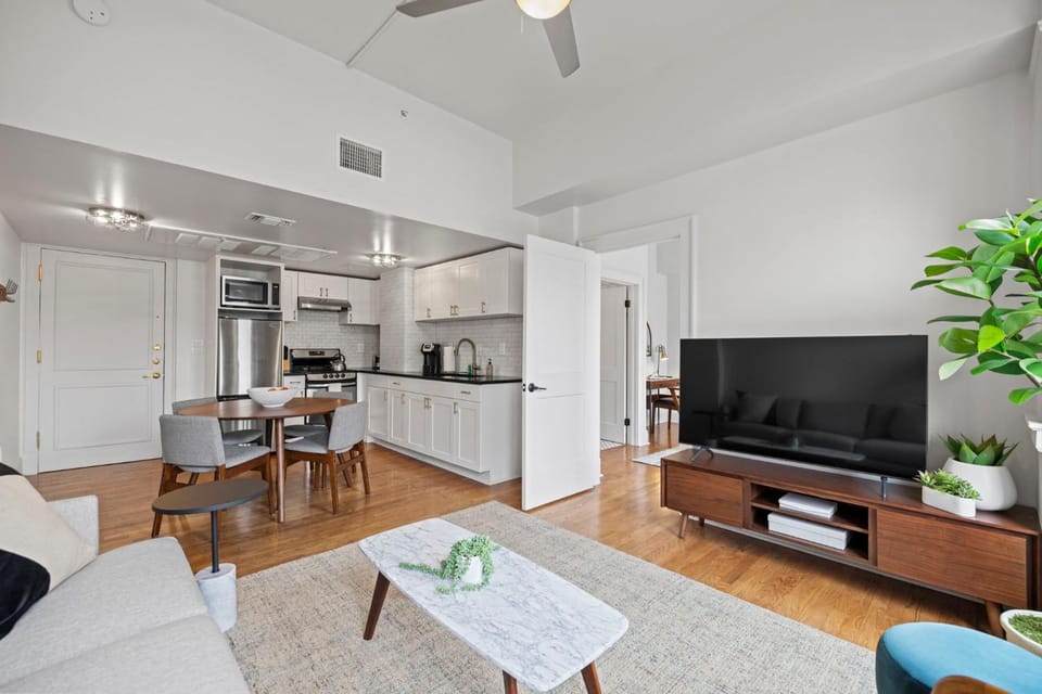 TV and multimedia, Living room, Seating area, Dining area, Evening entertainment
