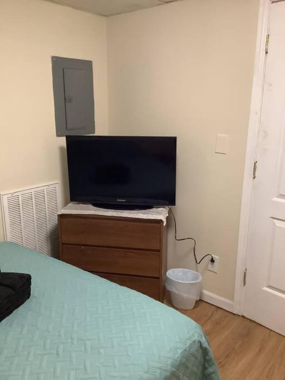 Bed, TV and multimedia, Bedroom