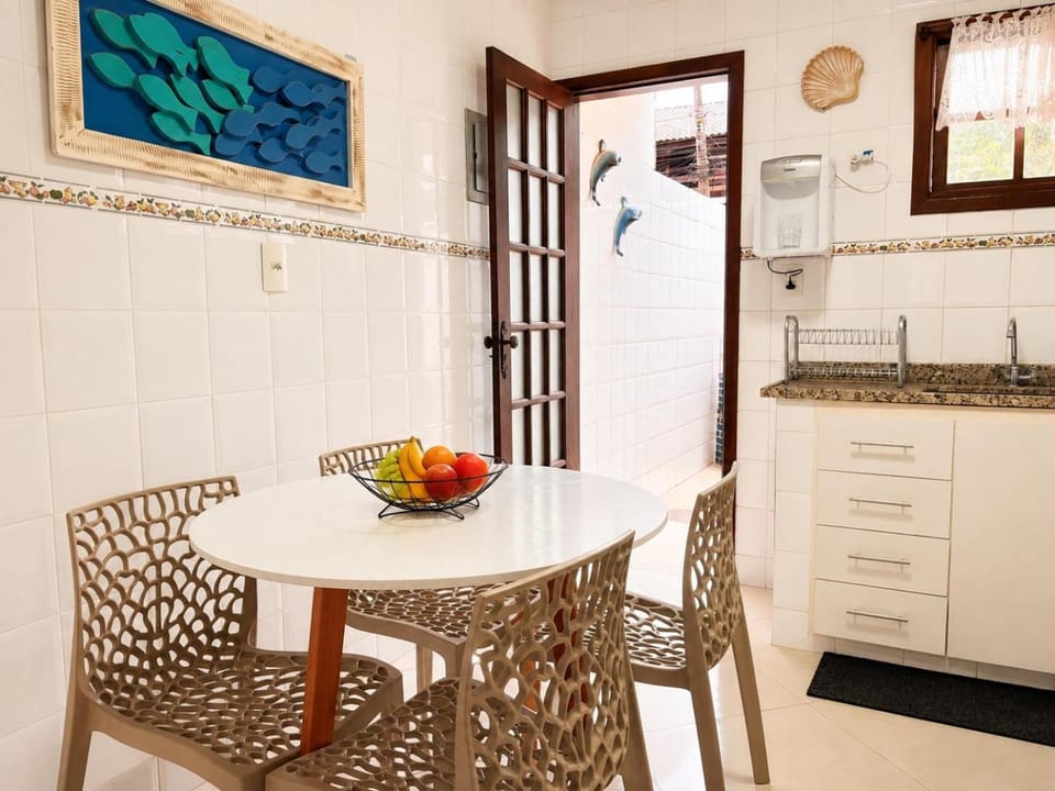 Kitchen or kitchenette, Dining area, oven, stove
