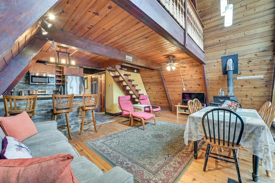 Walk to Ski Lift! Charming Hunter A-Frame House in Hunter