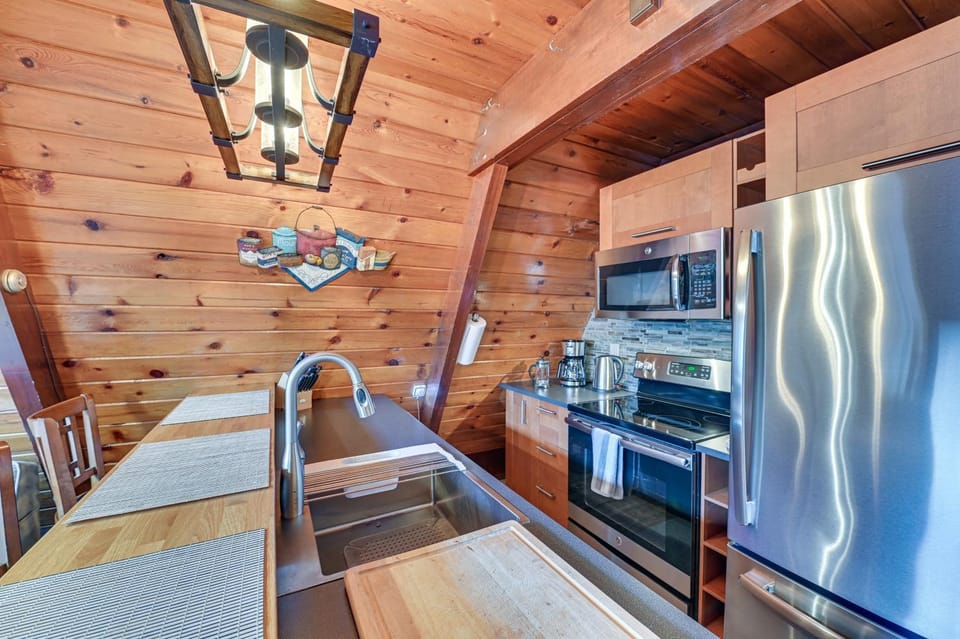 Walk to Ski Lift! Charming Hunter A-Frame House in Hunter