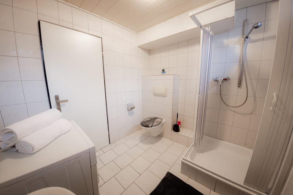 Yello Homes - großes Apartment - Am Waldrand, 15 min bis Nürnberg Messe, für 8 Personen, 2 WC's Apartment in Nuremberg