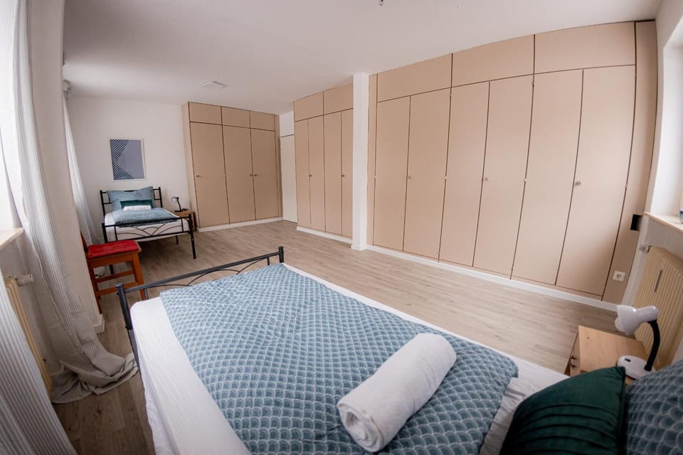 Yello Homes - großes Apartment - Am Waldrand, 15 min bis Nürnberg Messe, für 8 Personen, 2 WC's Apartment in Nuremberg