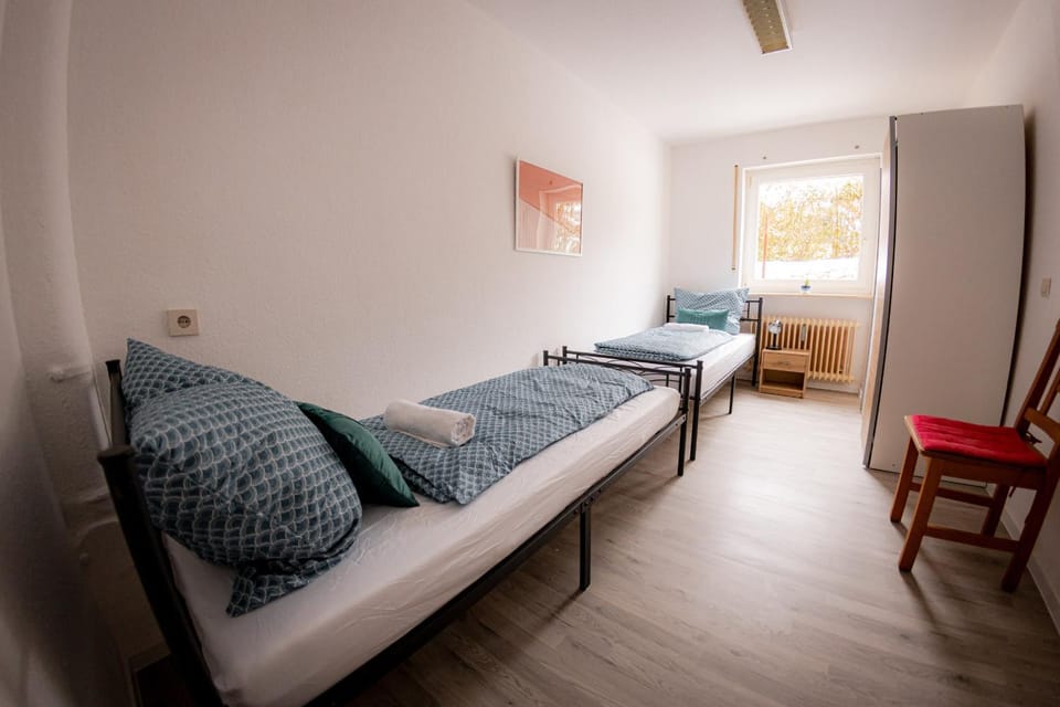 Yello Homes - großes Apartment - Am Waldrand, 15 min bis Nürnberg Messe, für 8 Personen, 2 WC's Apartment in Nuremberg