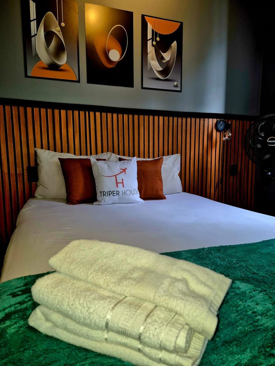 Bedroom, towels