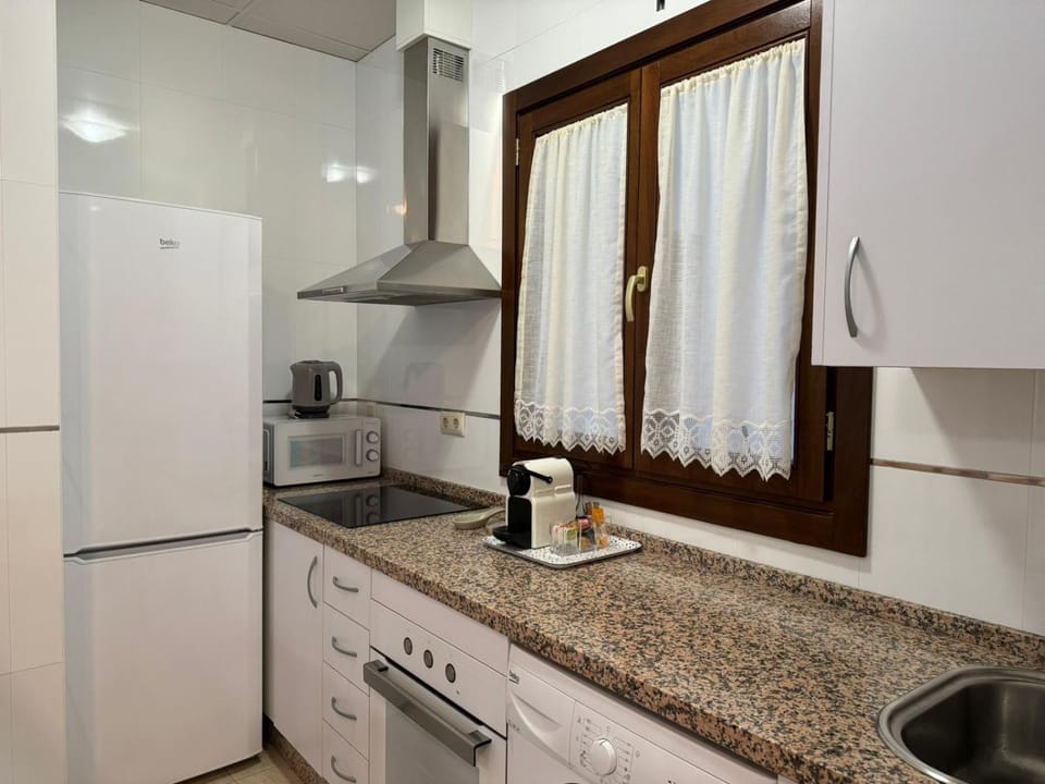 Kitchen or kitchenette, minibar, stove
