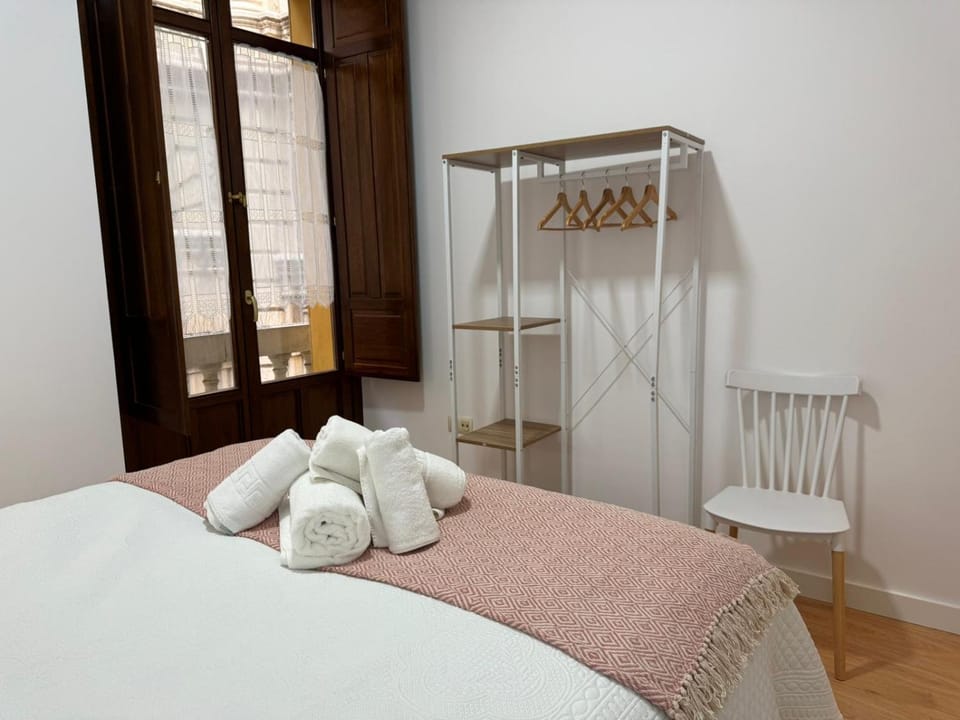 Photo of the whole room, Bedroom