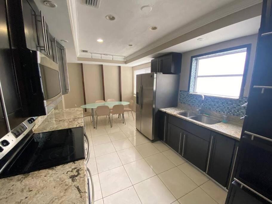 Stylish Home close to everything Apartment in Hollywood