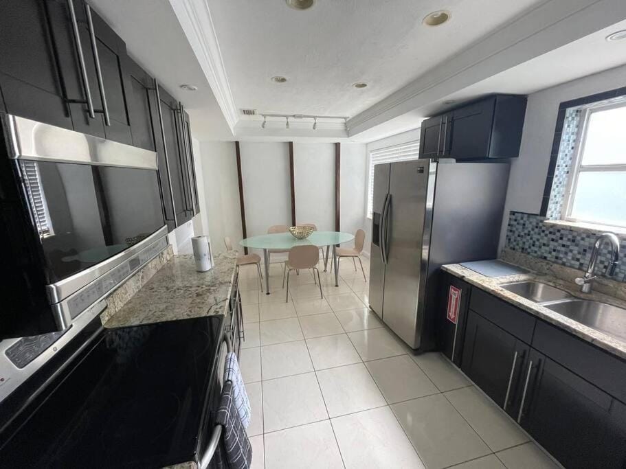 Stylish Home close to everything Apartment in Hollywood