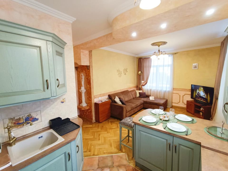 TV and multimedia, Kitchen or kitchenette, Living room, Seating area, Dining area