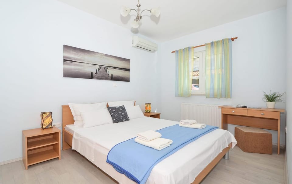 Bed, Photo of the whole room, Bedroom, air conditioner